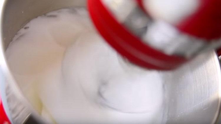 We introduce powdered sugar into the protein mass and beat until stable peaks.
