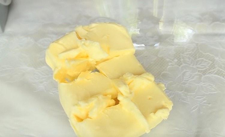 Oil must be removed from the refrigerator in advance to make it soft.