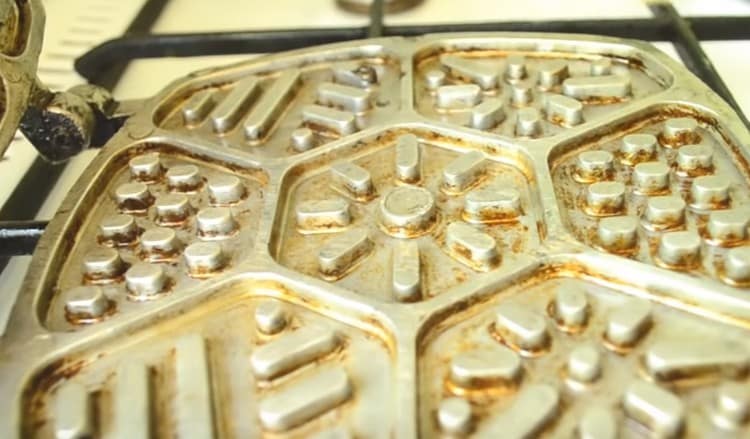 It is very important to heat the mold well and grease it with oil.