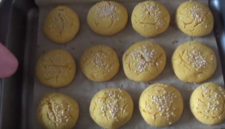Cornmeal cookies are baked quickly.