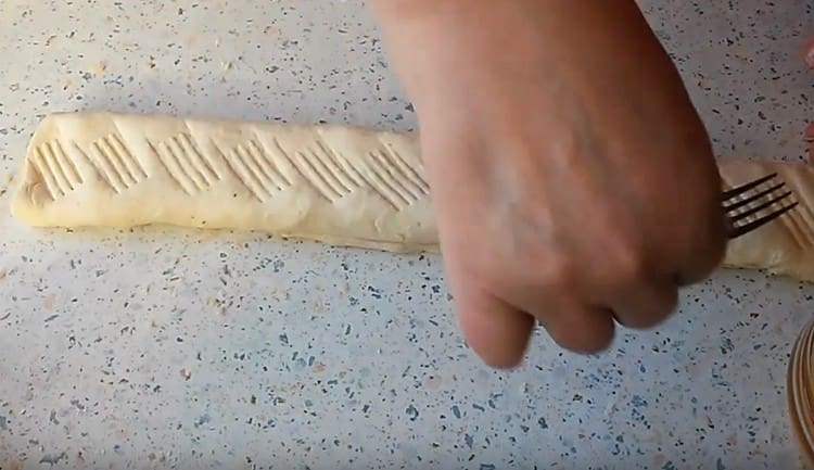 With a fork we make a pattern on a roll.