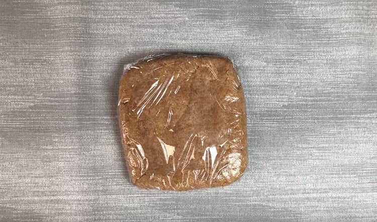 We form a rectangle from the dough, wrap it in cling film and send it to the refrigerator.