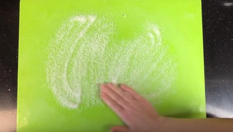 Raise the dough and pour sugar under it.