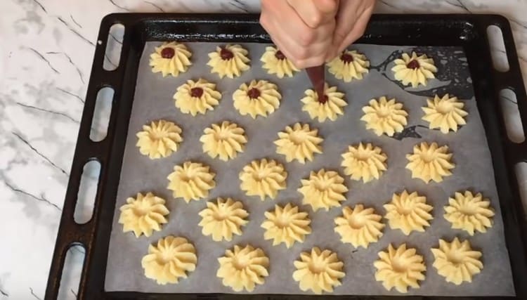 We put jam or jam into the indentations with the help of a small pastry bag.