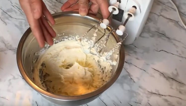 Add the icing sugar and beat the mass with a mixer.