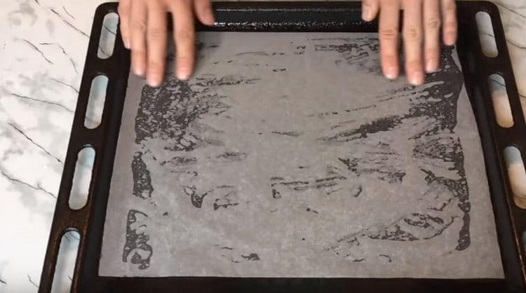 We cover the baking sheet with parchment and grease it with oil.