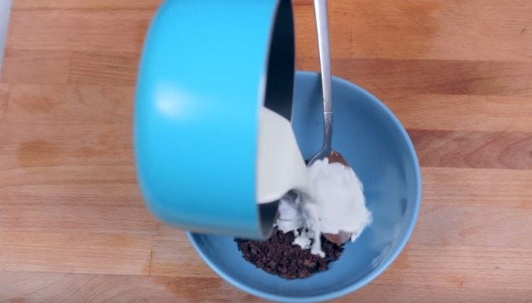 Pour chocolate with nutella with hot cream.