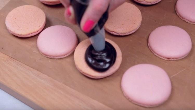 Squeeze the cream on one half of the macaroon.