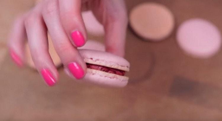 Cover the filling with a second billet.