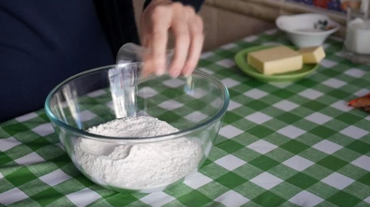Sift the flour into a bowl, add salt to it and mix.