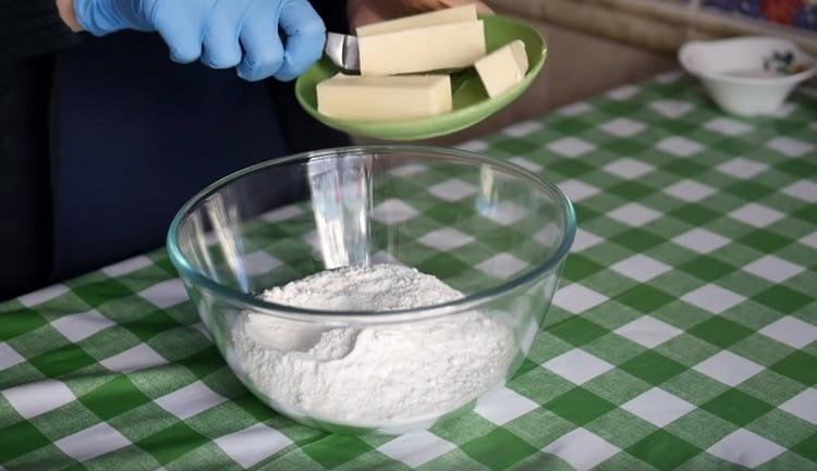 Spread the butter sliced into flour.