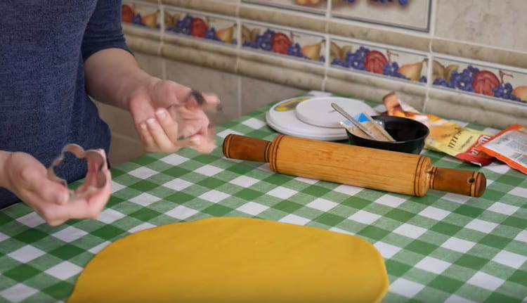 Thinly roll out the resulting dough.