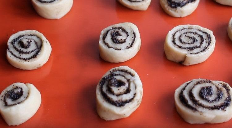 We spread the blanks on a baking sheet and put in the oven to bake.