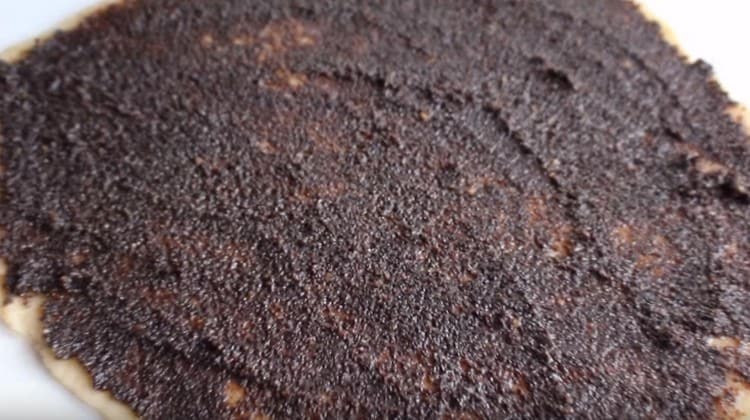 We spread the poppy filling on the dough with an even layer.