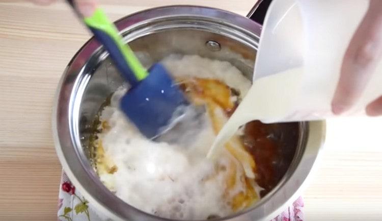 Into the caramel mass we introduce hot cream.
