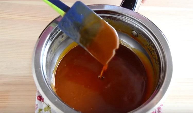 Boil the caramel cream until thickened.