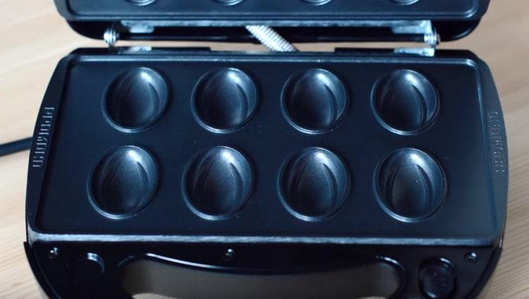 Preheat the baking dish of nuts.