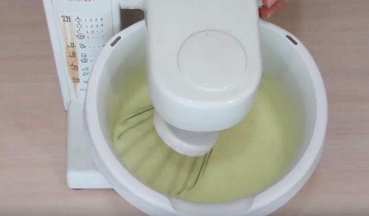 Beat the egg mass until splendid.