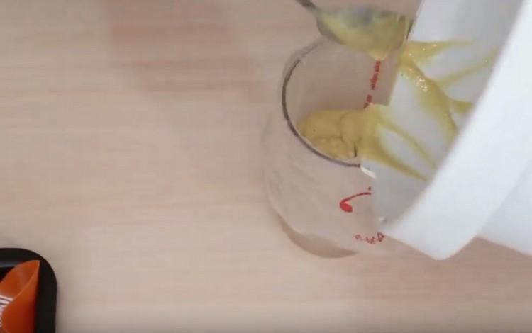 We transfer the finished dough into a pastry bag.