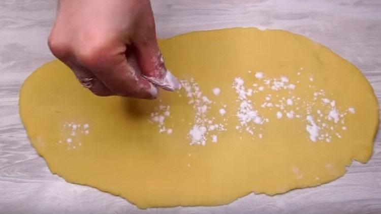 sprinkle the preparation a little with starch.