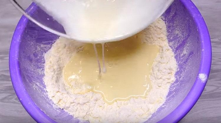 The liquid components are introduced into the oil crumb.