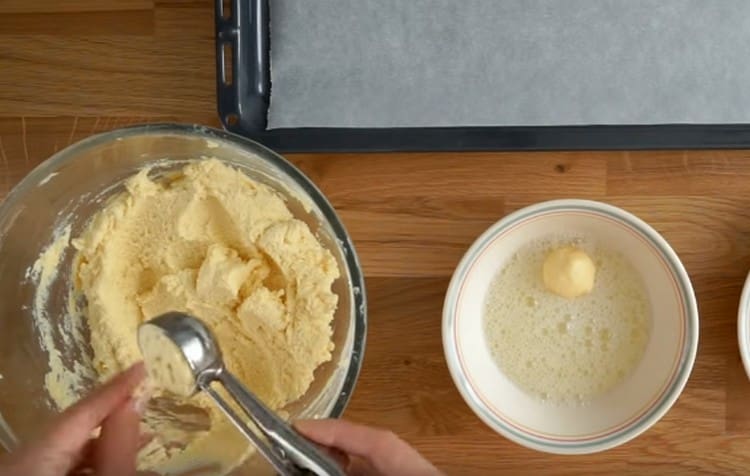 Dip each ball of dough in whipped proteins.