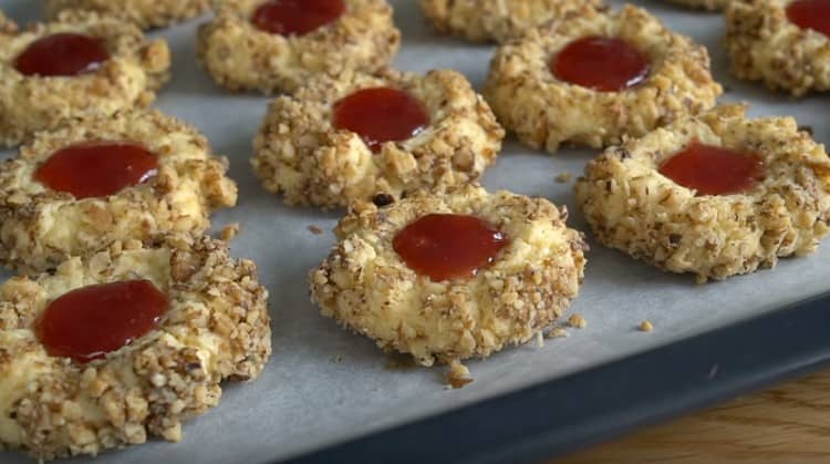 Here is a beautiful cookie with walnuts can be baked at home.