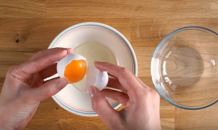 We divide eggs into proteins and yolks.