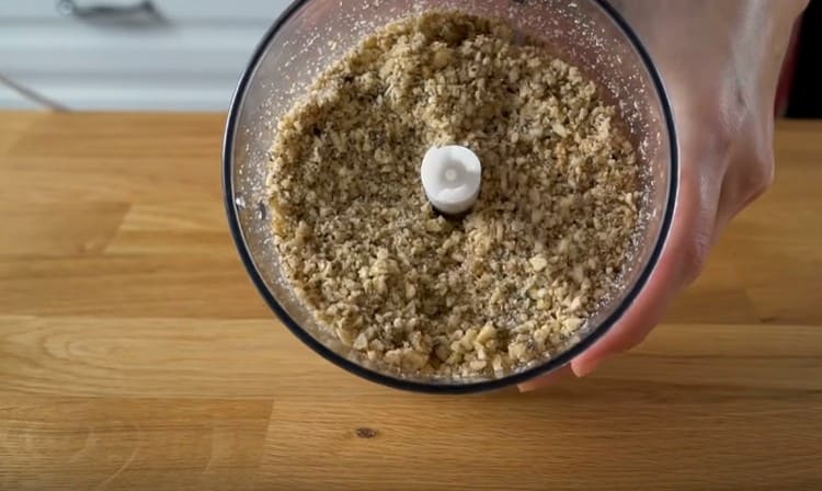 Grind fried walnuts into crumbs.