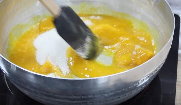 Take any jam to fill the baking dish.