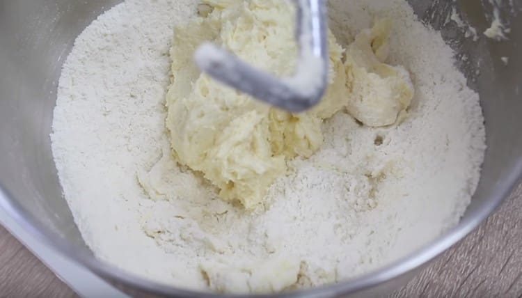 Combine the oil mass with flour.