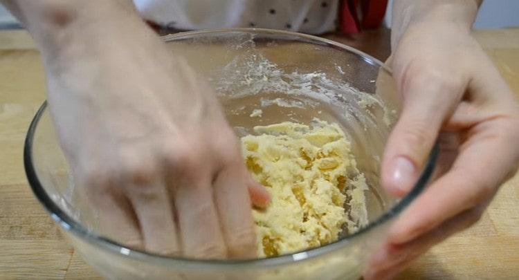 Knead well again so that the raisins are evenly distributed over the dough.