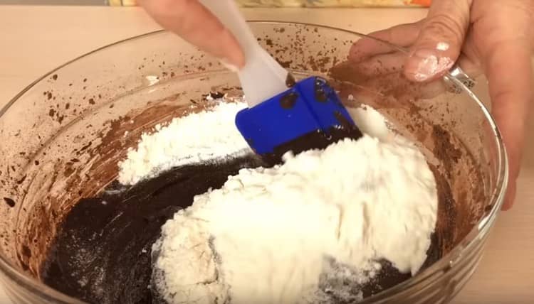 In parts, we start adding flour to the dough.