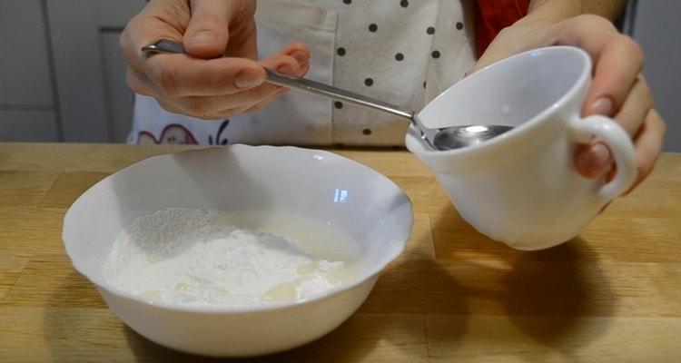 To make the glaze, mix the icing sugar with water.