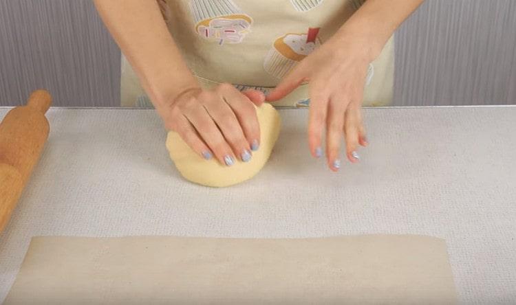 Knead in the refrigerator dough a little.