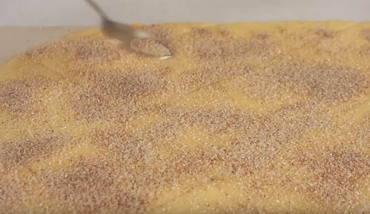 Sprinkle the workpiece with a mixture of sugar and cinnamon.