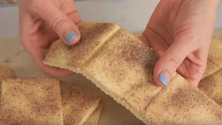 We break the finished cookies along previously cut lines.