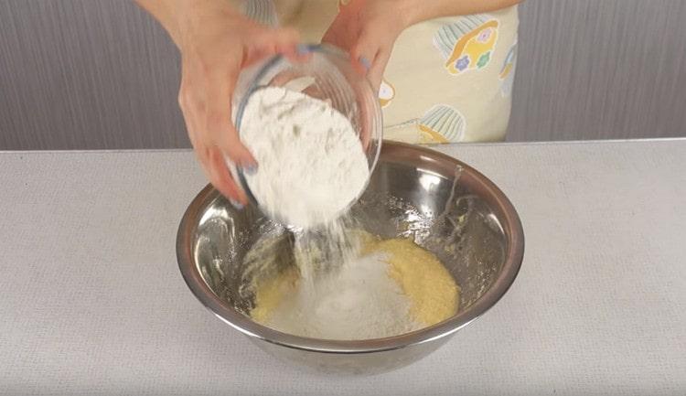 In parts we introduce flour and proceed to kneading the dough.