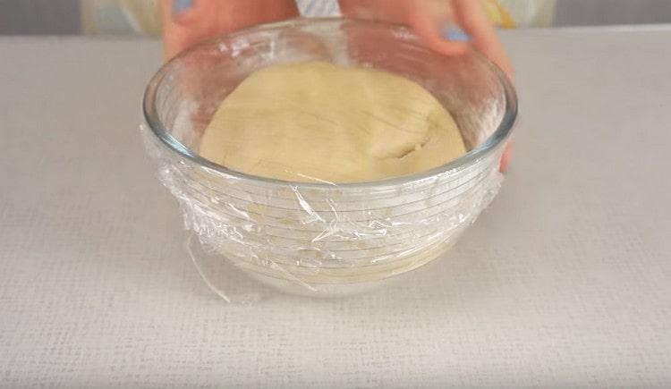 The dough is sent to the refrigerator, tightening with cling film.