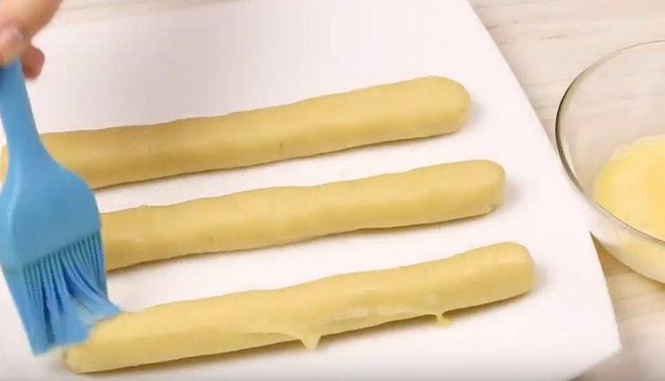 After half an hour, grease the resulting sausages with a beaten egg.