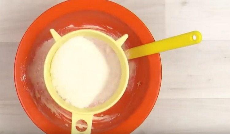 Sift the flour into the oil mass in parts.