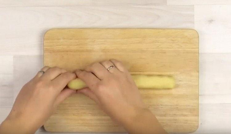 We roll each part of the dough into a long roller.