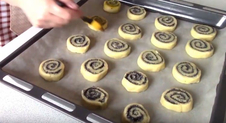 Grease each cookie with whipped yolk.