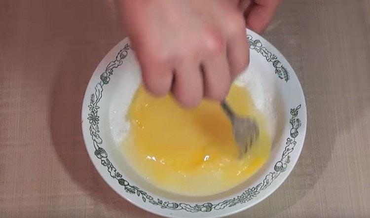 Lightly beat eggs with sugar.