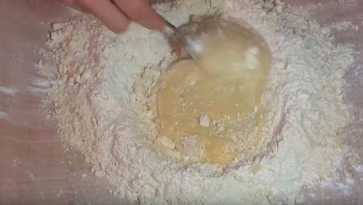 Pour the eggs with sugar into the resulting crumb.