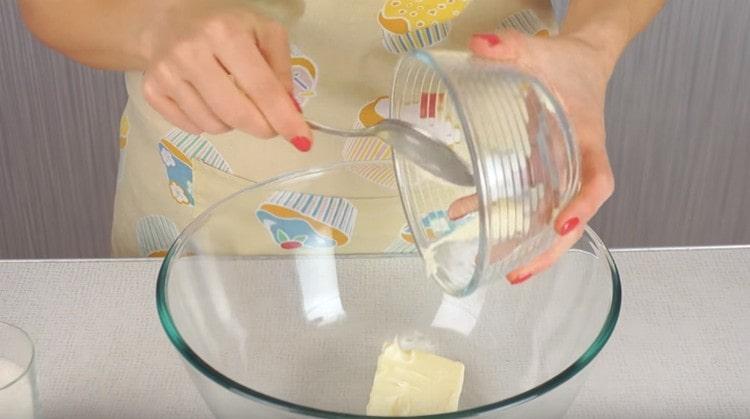 We spread the oil softened at room temperature in a bowl.