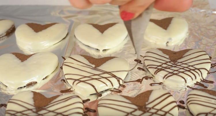 With dark chocolate we make a mesh on the hearts.