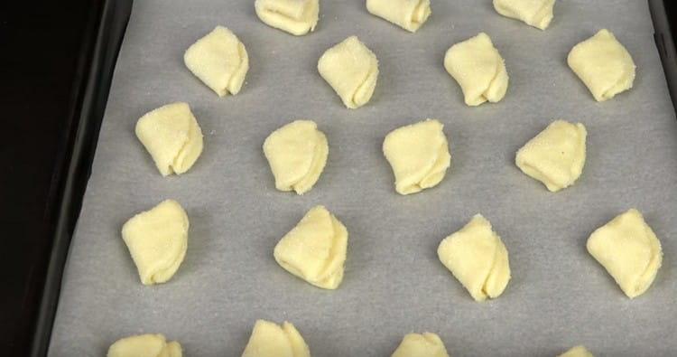 We lay out the resulting ears on a baking sheet covered with baking paper.
