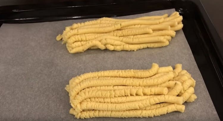 The resulting blanks can immediately be laid out on a baking sheet.