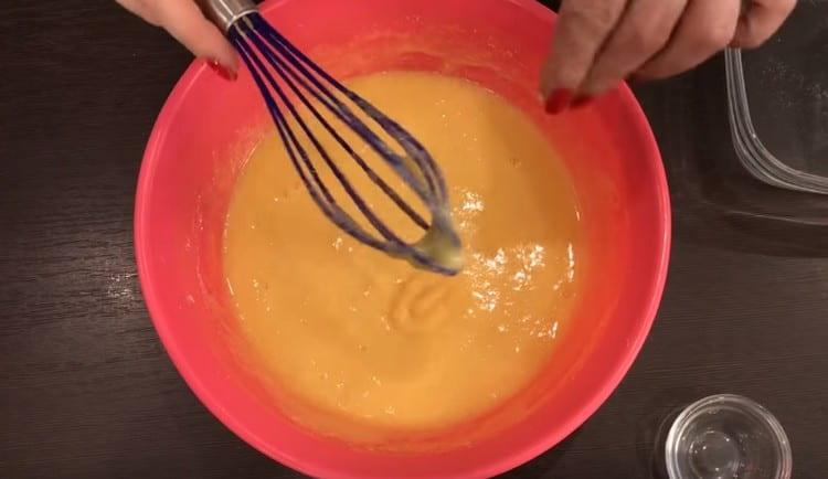 We introduce sugar in parts and rub the egg mass well.